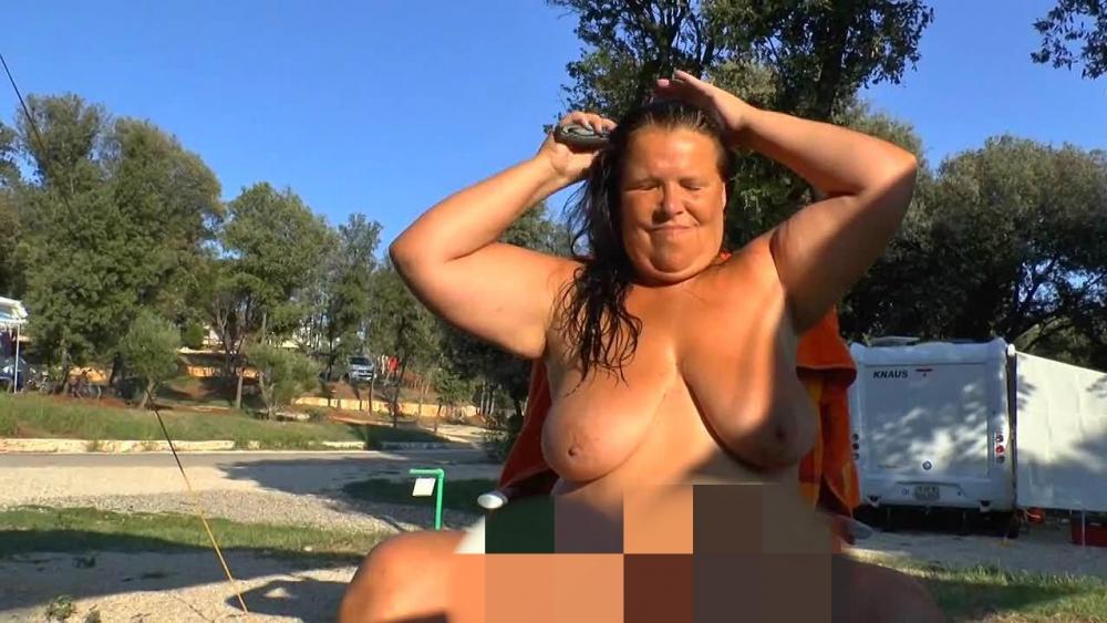 nackt Haare kämmen beim FKK Camping