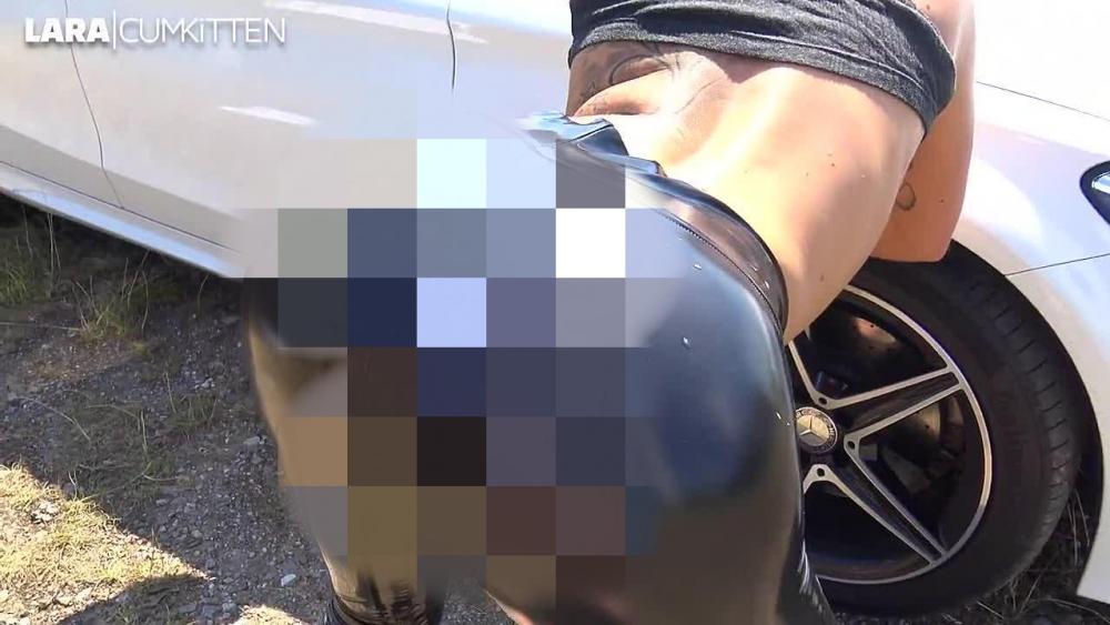LATEX FICK per Anhalter | Massiver SPERMA ERGUSS auf den prallen Hochglanz Arsch