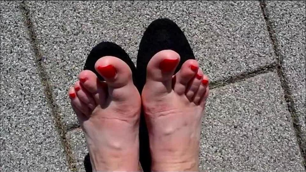 Geile Reife Füsse Rote Nägel Ballis outdoor