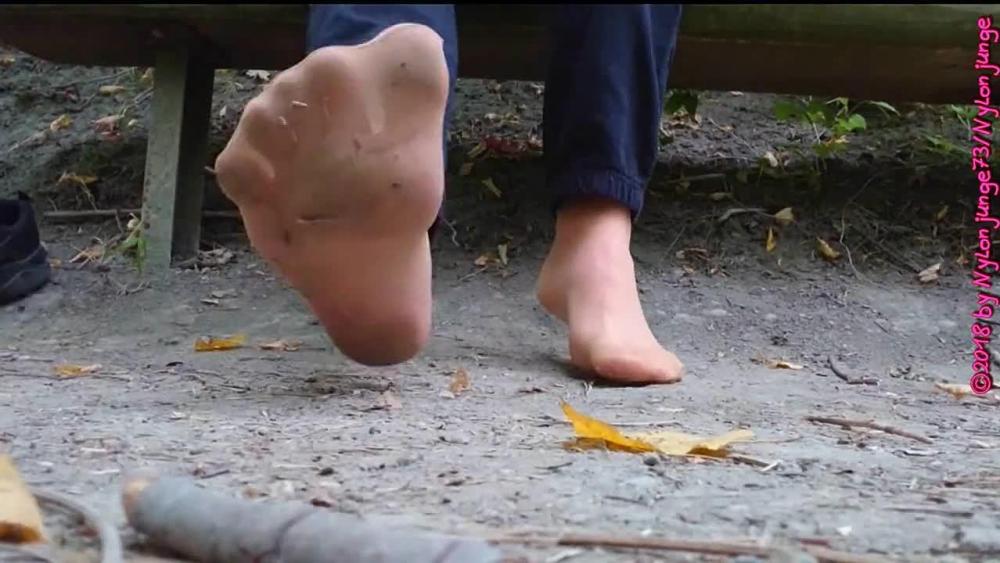 Schuhe und Nylonfüsse lüften ** Outdoor im Wald **