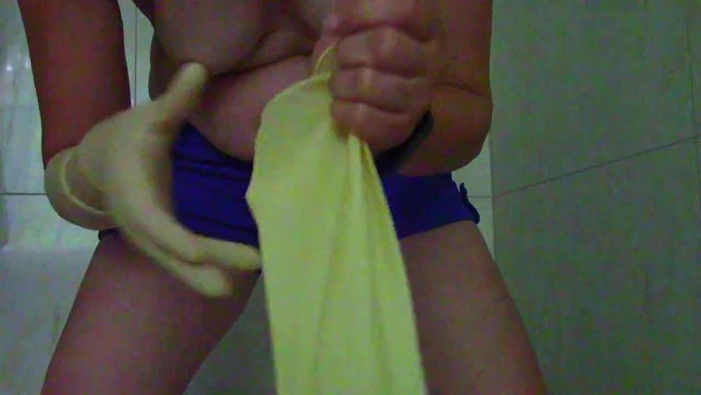 NS mit Latex-Handschuhen