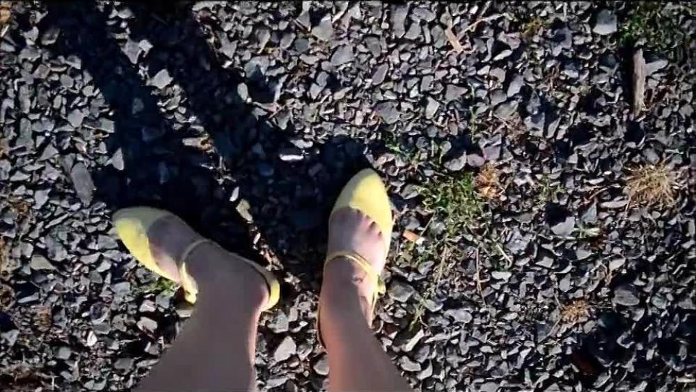 Gelbe süße Tanzschuhe ich laufe über Schotter