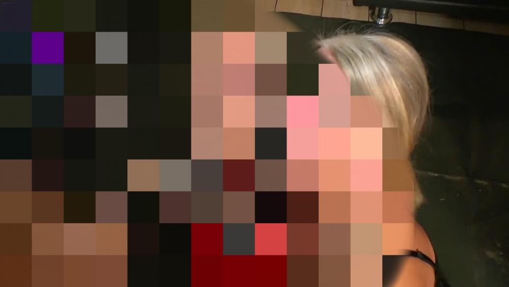 Die Gelbe Flut! Männerhorde vs 2 Pisse-Sluts! Teil 4