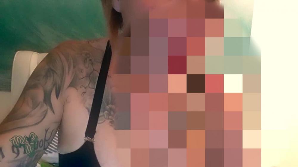 Privates Handyvideo: Monsterdildo in meinen Rachen bis ich kotze!