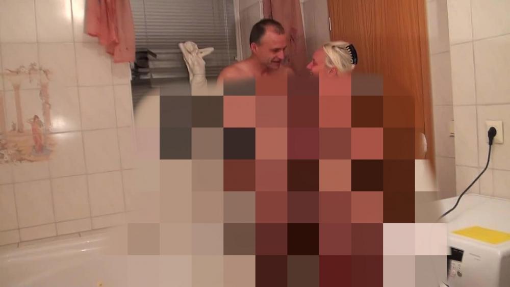 Der Doppelpiss erst Schluckmund dann Titten   frischgepisste Fotze ausgeleckt