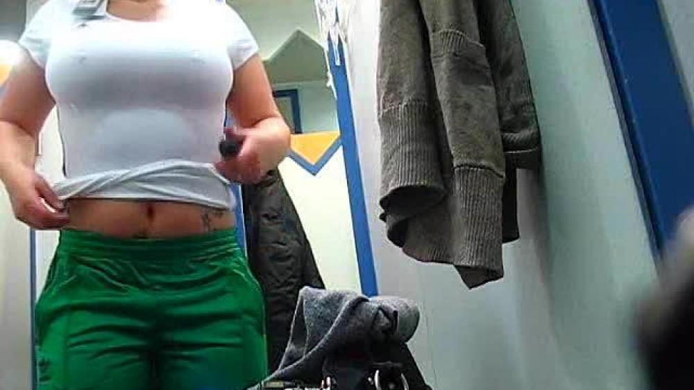Mit dem Dildo in der Umkleide