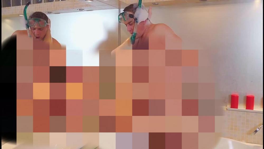 Perverser Badewannenspanner sprengt mir die Fotze!