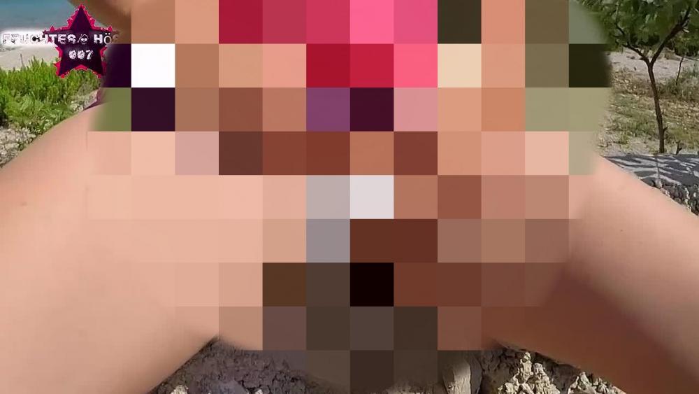 Public!!! Mit dem Womanizer direkt am Strand die Muschi zum explodieren gebracht