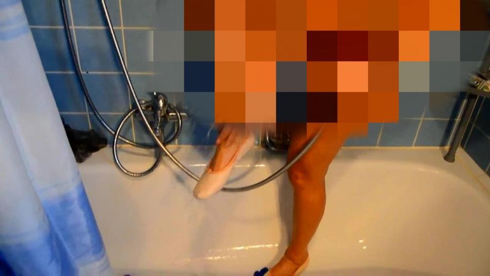 Mit den Schläppchen in der Wanne