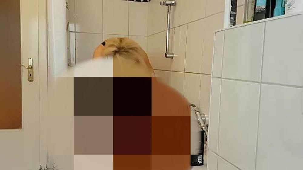 In der Badewanne heftig in den Mund gepisst!