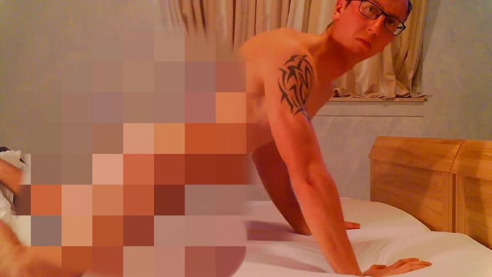 Einsam im Hotelzimmer – Cumshot ins eigene Gesicht