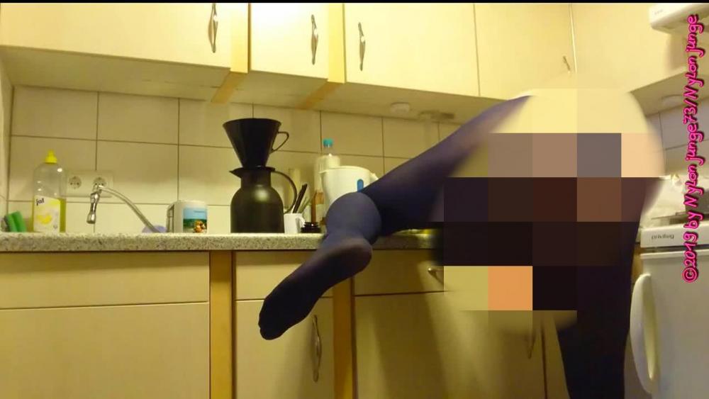 Kaffee kochen in Blauer Strumpfhose 1 ** FAN Video 5 **