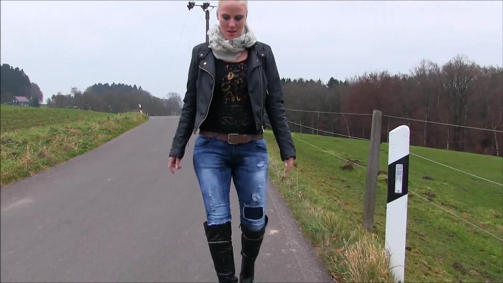 Geiler PISS in JEANS und STIEFEL