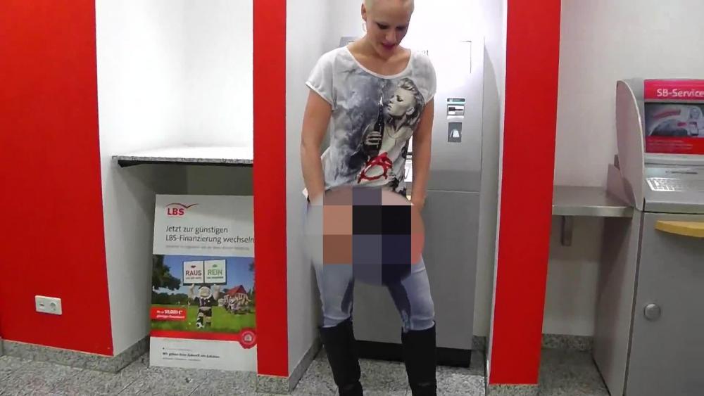 Jeans Piss vor Geldautomat in der Bank