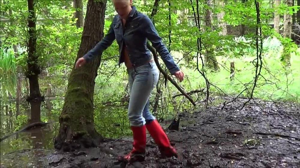 Piss Schlammschlacht im Sumpf in enger Jeans   Gummistiefel