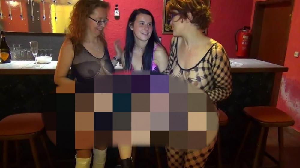 Schüchterner Teeny im Swingerclub abgeschleppt