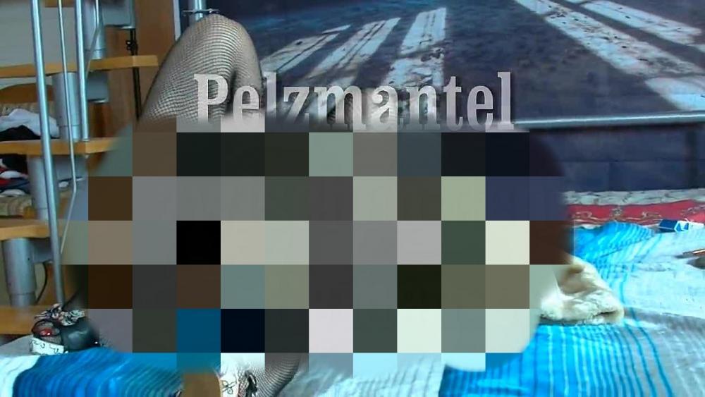 Pelzmantel zwischen den Beinen