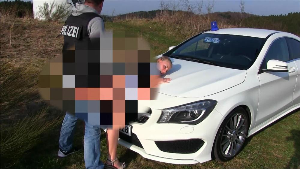 Die POLIZEI fickt mich – Krasse Strafe fürs pissen