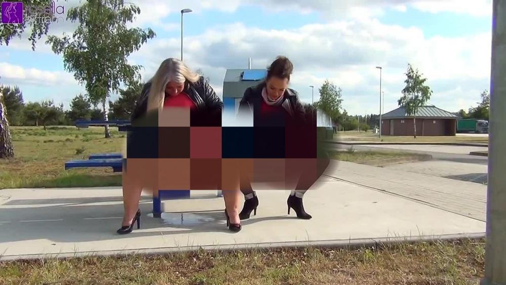 Geiler Public Outdoor Piss, von Priscilla und Rosella!