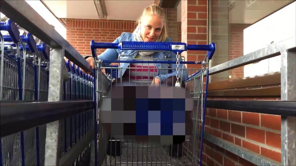 In den Einkaufswagen vom Discounter gepisst