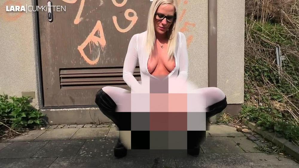 HOT or NOT? | PISS in Stiefeln und Catsuit