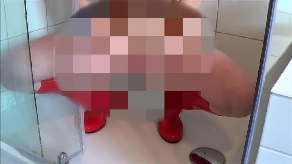 In sexy roten Gummistiefeln duschen