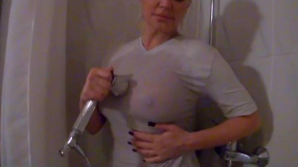 Wet T-Shirt in der Dusche