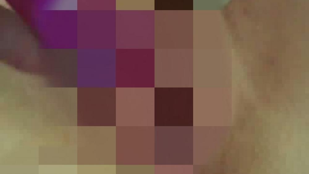 lila vibrator lässt die pussy spritzen