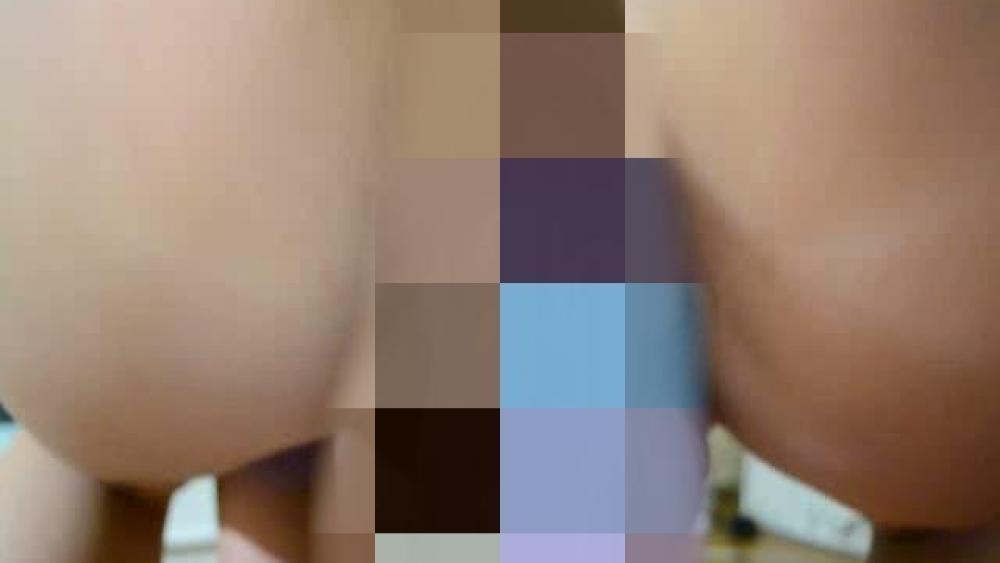 Frau Tutorin zeigt das Fassungsvermögen einer Pussy ;)