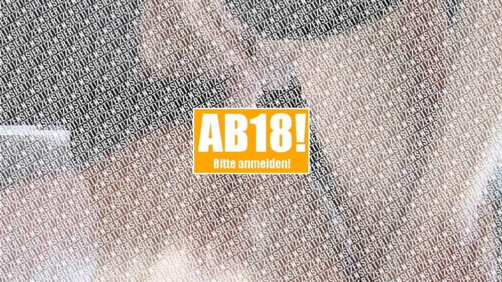 in Lackstiefel breitbeinig vor dem Arschfick
